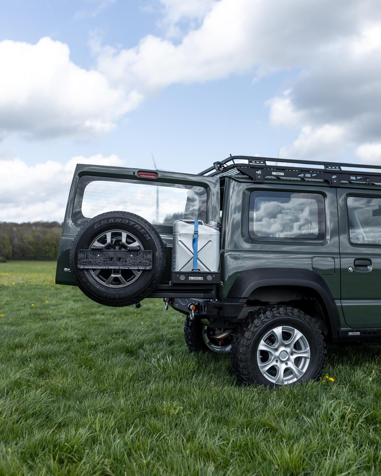 Offene Heckklappe mit Heckstoßstange Suzuki Jimny 2018-