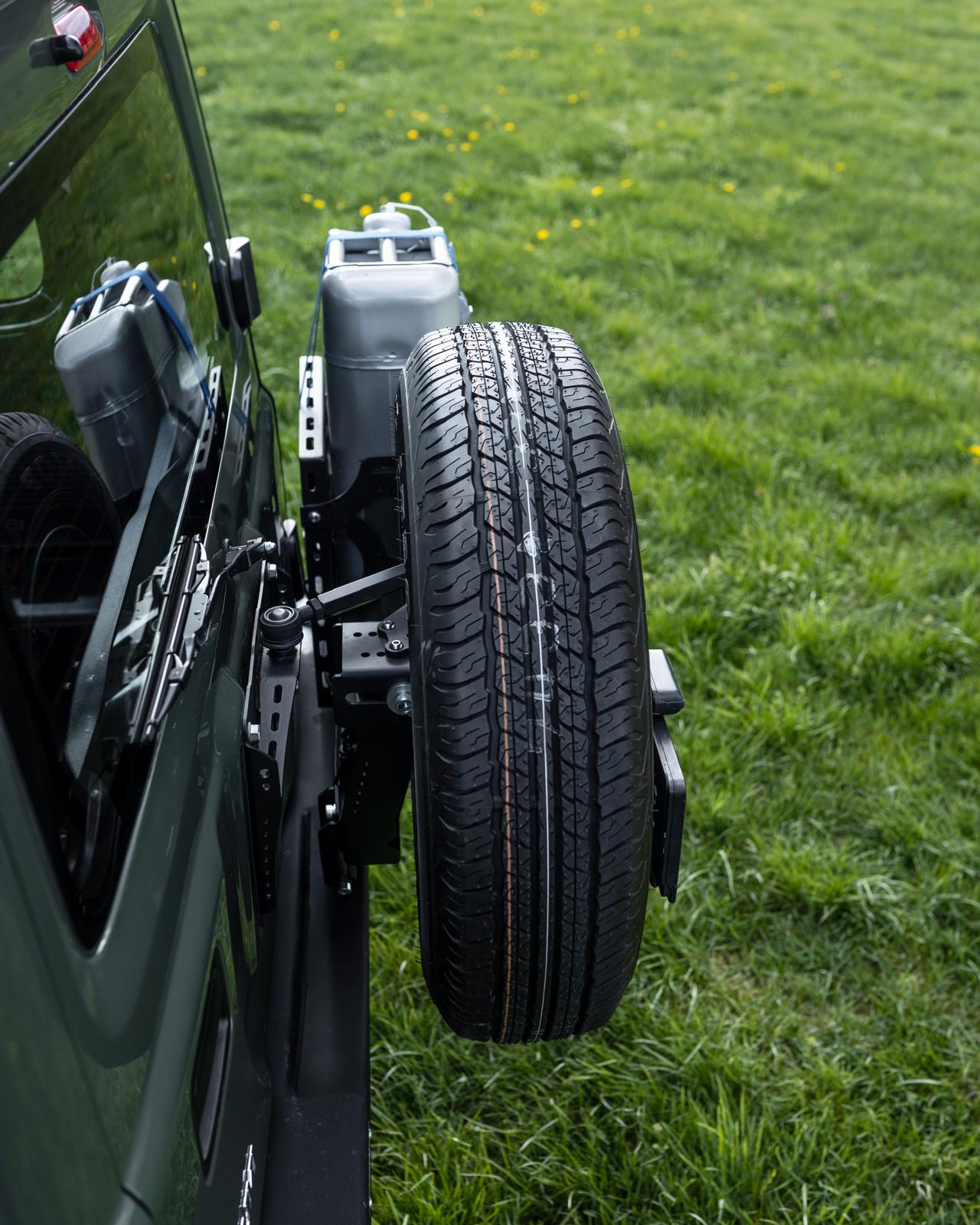 Reifen an Heckstoßstange Suzuki Jimny 2018-