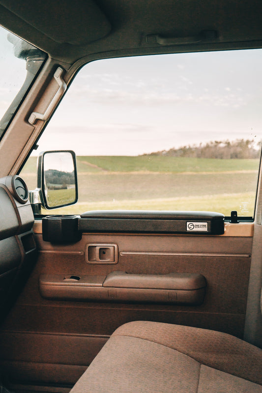 OneStone Armlehne im J7 LandCruiser