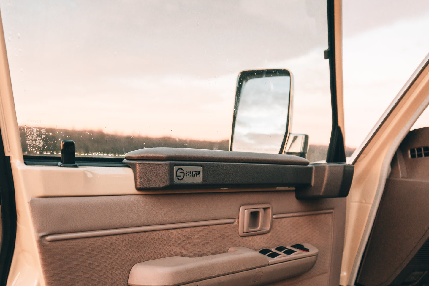 OneStone Armlehne im J7 LandCruiser