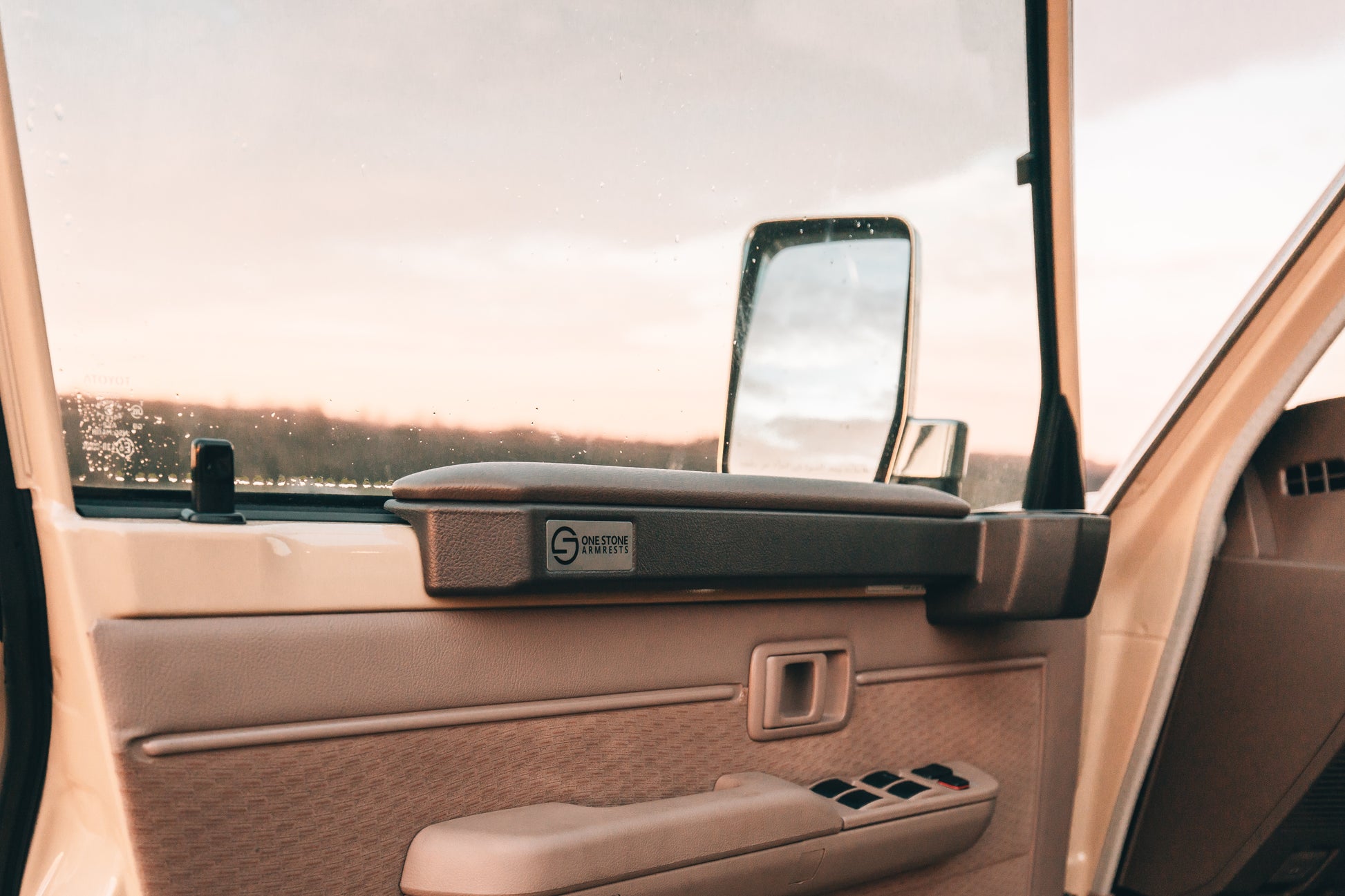 OneStone Armlehne im J7 LandCruiser