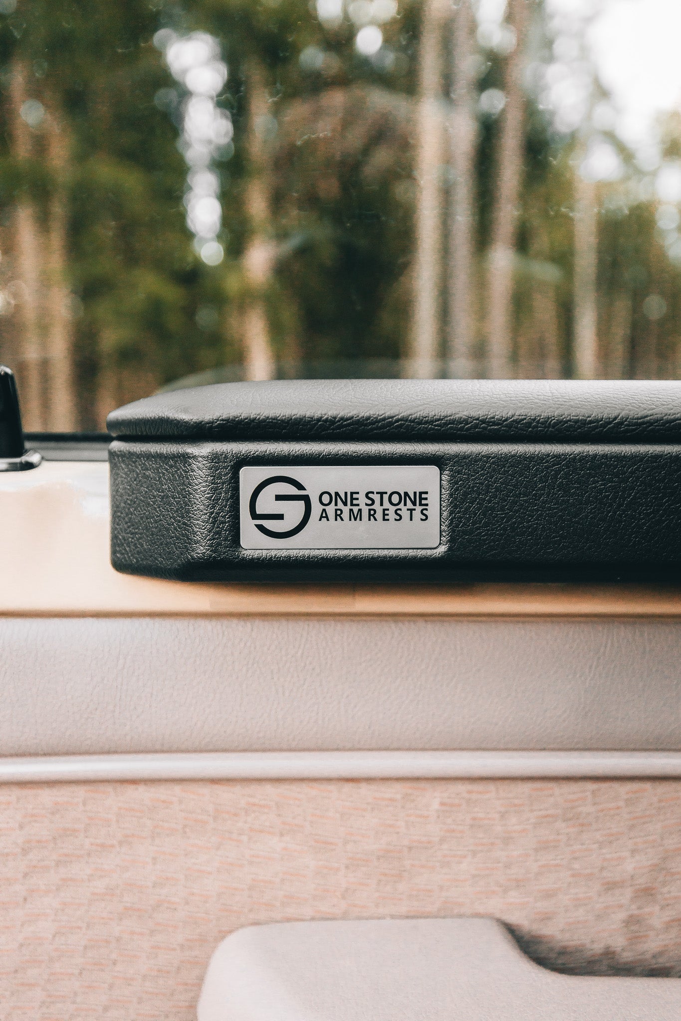 OneStone Armlehne im J7 LandCruiser
