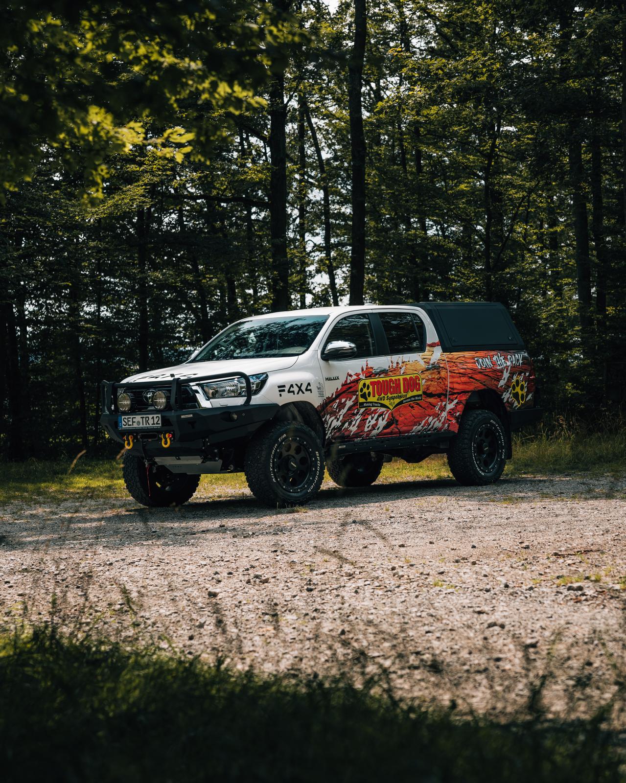 Toyota Hilux im Grünen